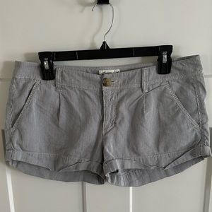 American Eagle Womens Sz 8 pin-striped shorts
